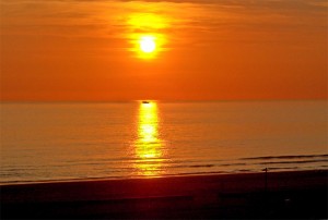 Bateau de pêche au soleil couchant