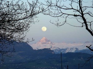 La lune comme un point sur un i