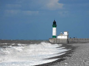 Mer démontée au phare du Tréport