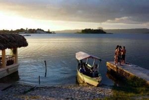 Soir sur le lac Peten Itza (Guatemala)