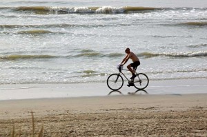 Cycliste sur le sable à Hardelot