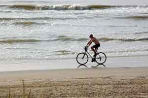 Cycliste sur le sable à Hardelot